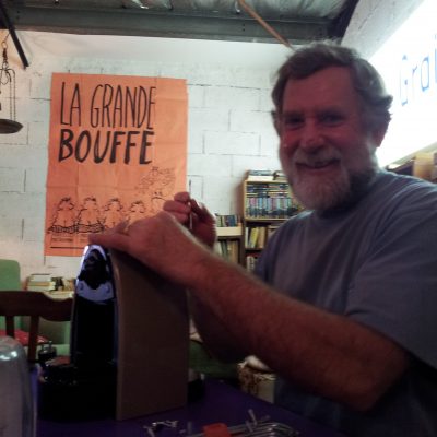 jean-françois répare une cafetière