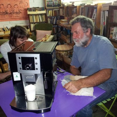 jean-françois répare une cafetière